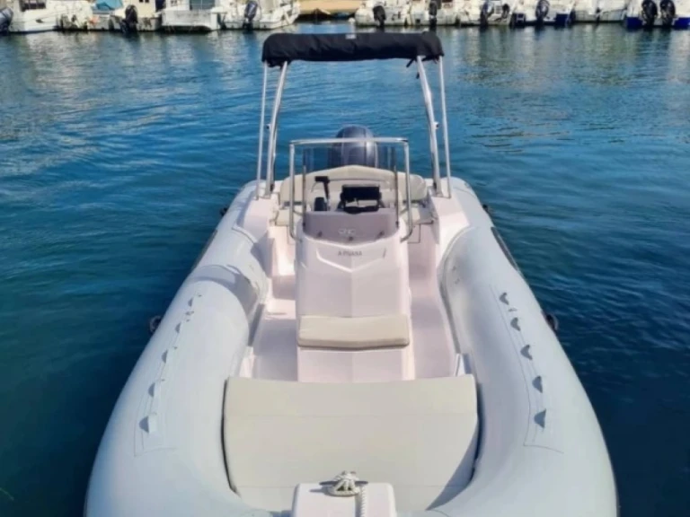 Noleggiare una Capelli Tempest 630 a Antibes