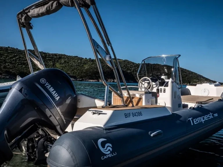 Noleggiare una Capelli Tempest 700 Sun a Propriano