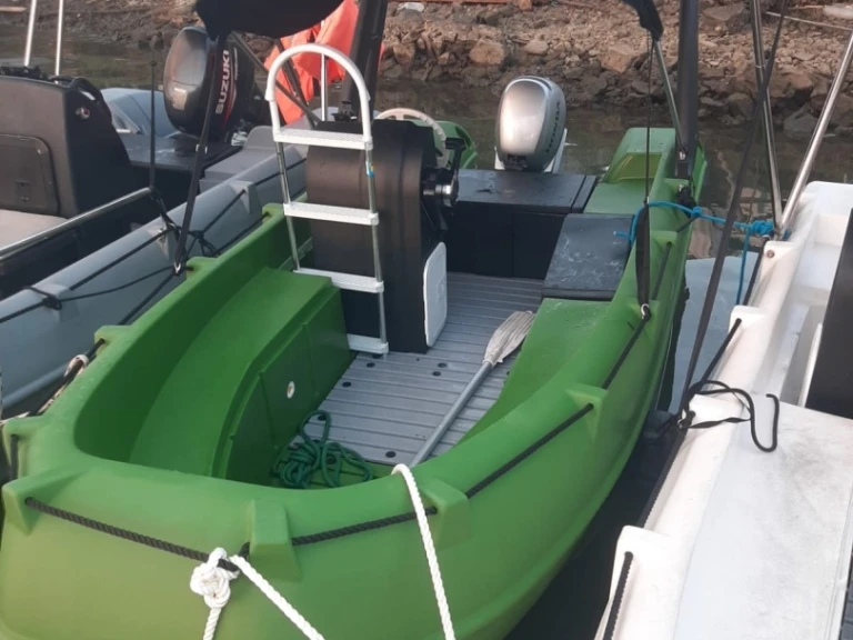 Barca a motore a noleggio a Le François al miglior prezzo