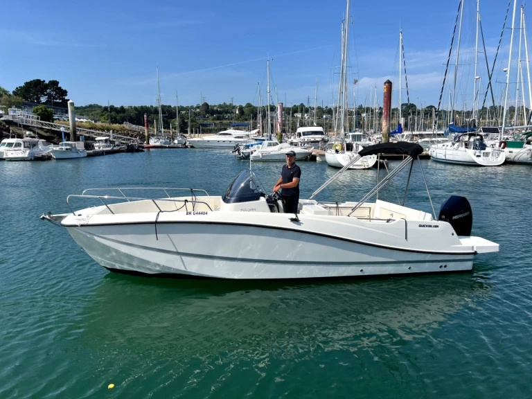 Noleggiare una Quicksilver Activ 755 Open a Brest