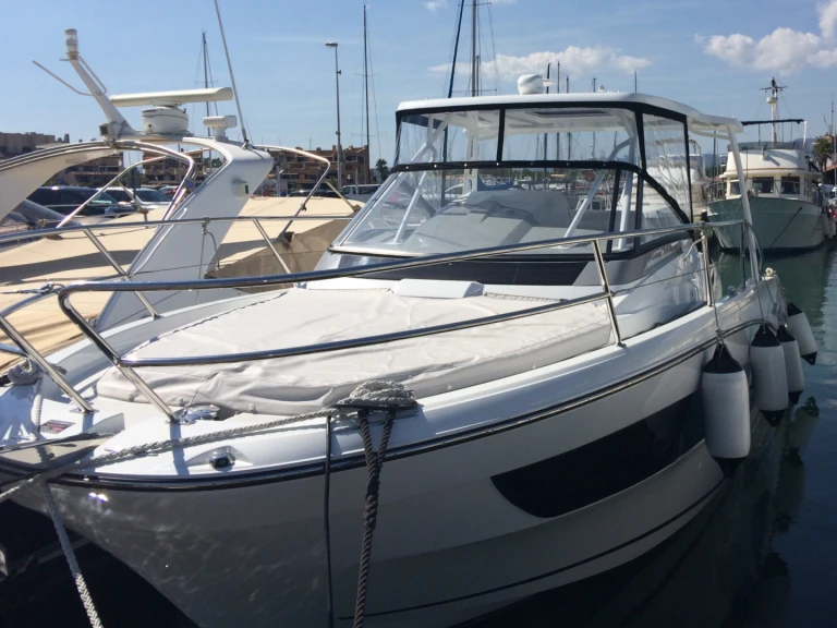 Jeanneau Cap Camarat 10.5 WA da affittare a  Cogolin