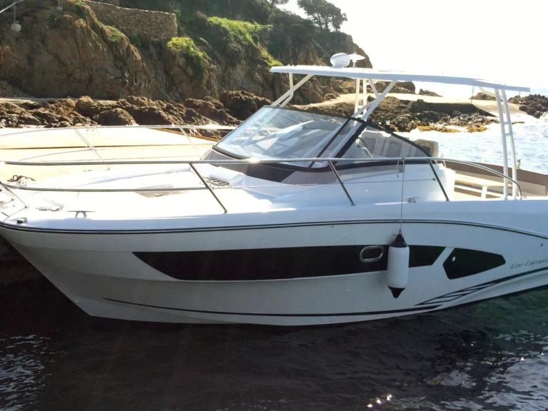Noleggiare una Jeanneau Cap Camarat 10.5 WA a Cogolin