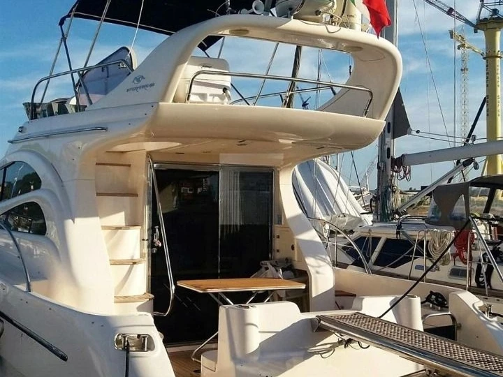 Noleggio barche Azimut Azimut 42 a Cogolin su Samboat