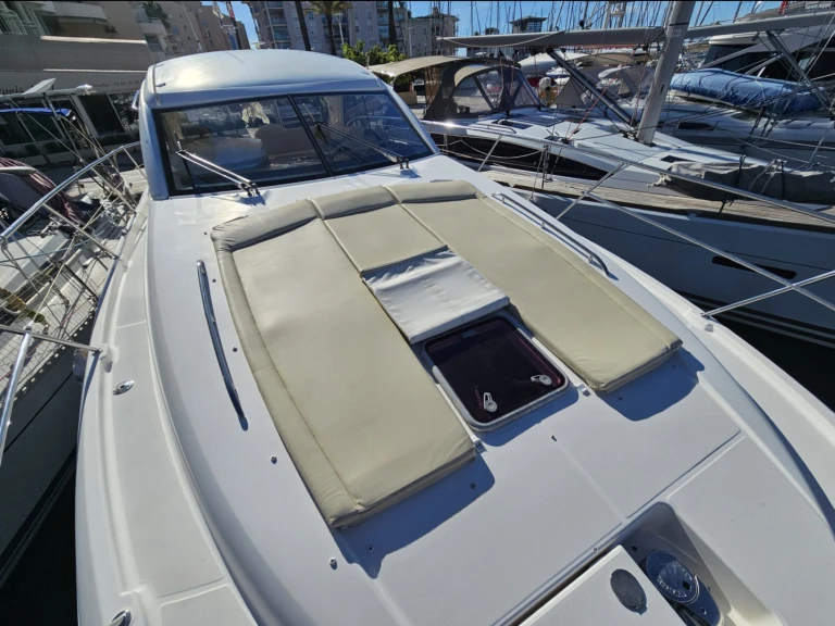 Noleggio Yacht di lusso Jeanneau con patente nautica