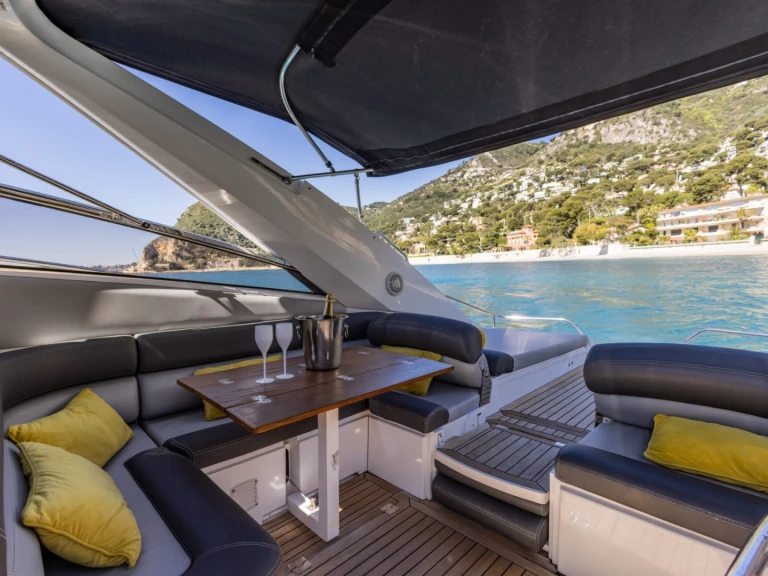 Yacht di lusso a noleggio a Saint-Jean-Cap-Ferrat al miglior prezzo