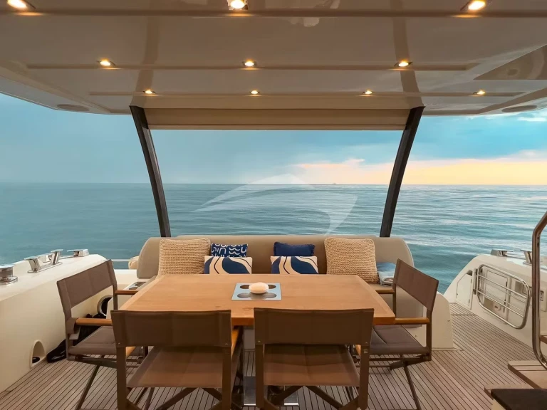 Noleggio Yacht di lusso Prestige con patente nautica