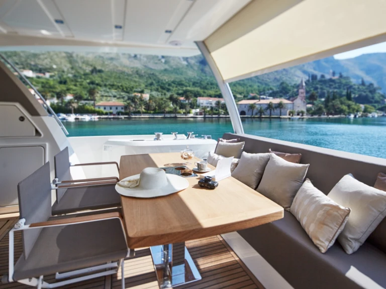 Prestige Prestige 680 da affittare a  Antibes