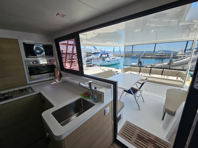 Noleggio Catamarano con o senza skipper Aventura a Bossoglina