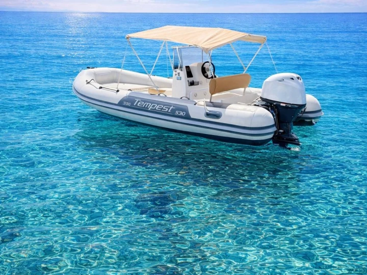 Noleggiare una Capelli Tempest 530 a Arbatax