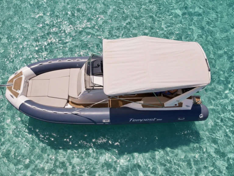 Noleggiare una Capelli Tempest 800 a Marina Botafoch