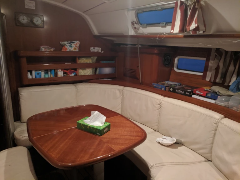 Barca a vela a noleggio a Álimos al miglior prezzo