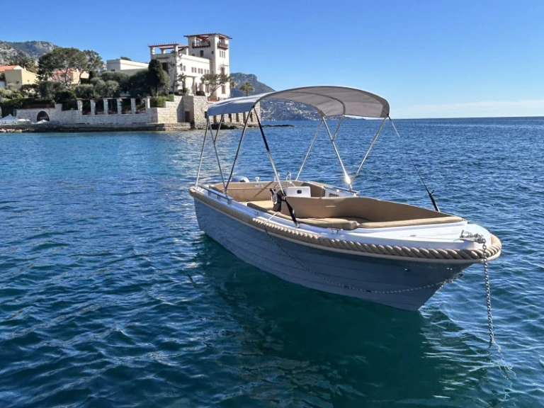 Noleggio Barca a motore Silver Yacht con patente nautica