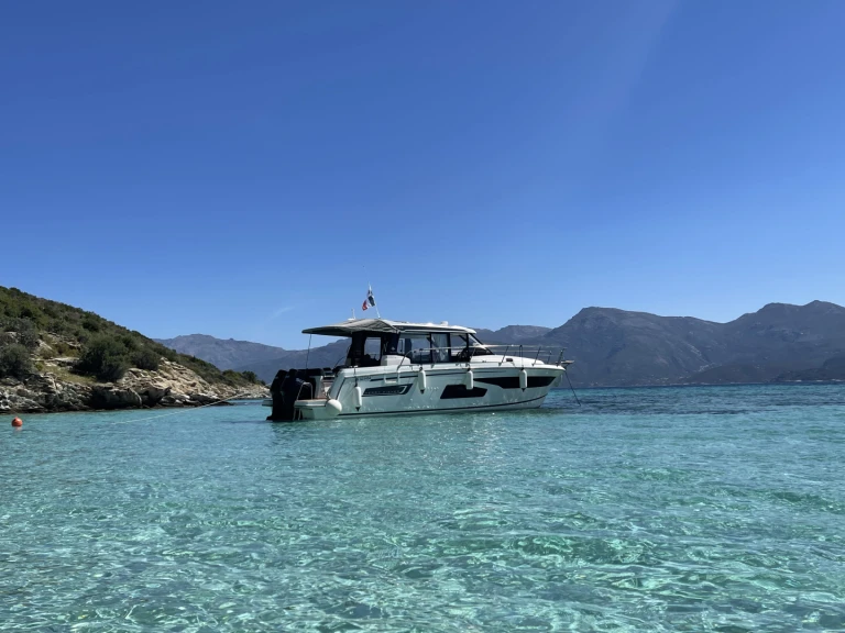 Noleggio Barca a motore Jeanneau con patente nautica