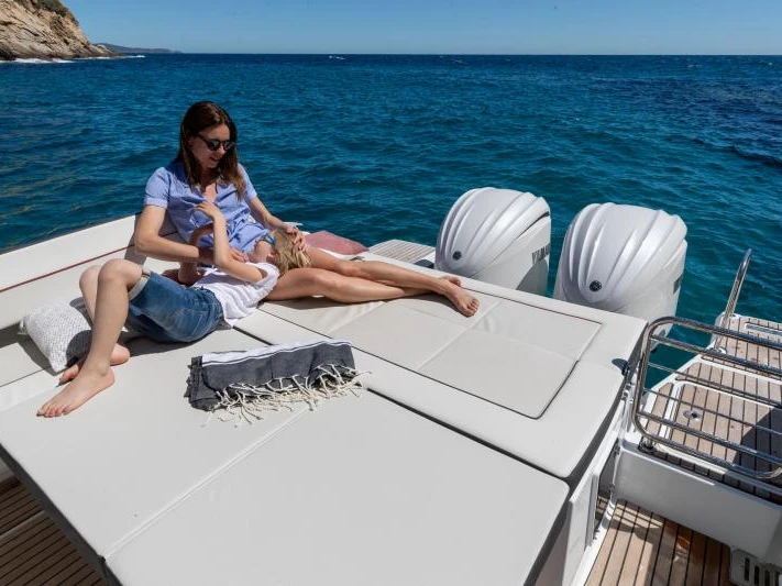 Noleggiare una Jeanneau Cap Camarat 9.0 WA a Port de Hyères (St Pierre)