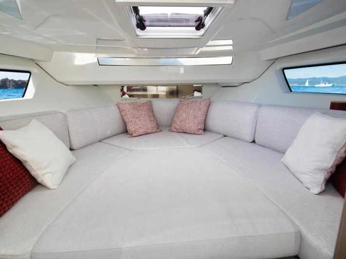 Noleggio Barca a motore a Port de Hyères (St Pierre) – Jeanneau Cap Camarat 9.0 WA