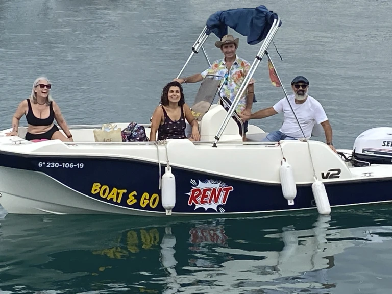 Noleggiare una V2 BOATS 5.0 SPORT a Roda de Barà