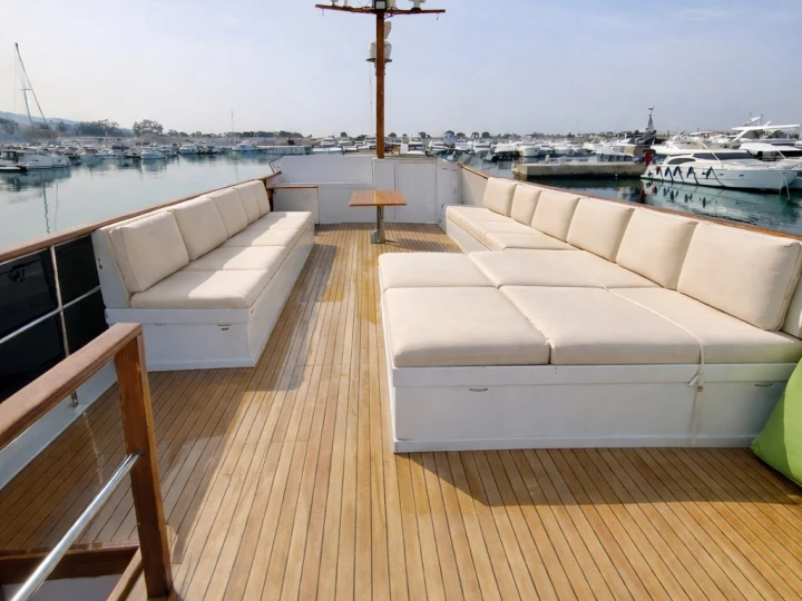 Noleggiare una Grand Banks Grand Banks 72 a Álimos