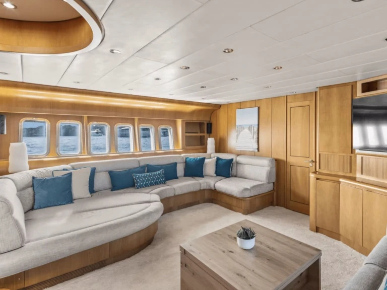 Yacht di lusso a noleggio a Port Grimaud al miglior prezzo