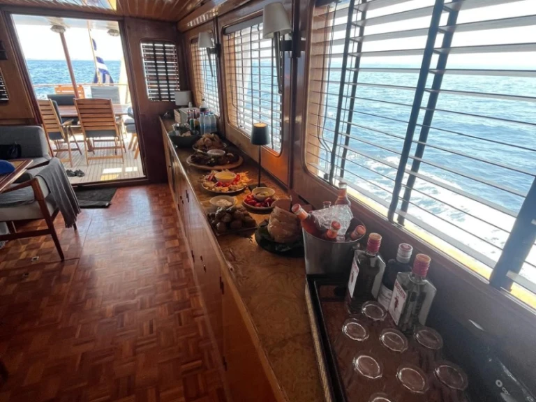 Noleggiare una Grand Banks Grand Banks 72 a Álimos