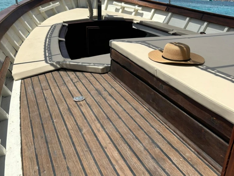 Noleggiare una Cantiere Demeglio Gozzo Storico a La Maddalena