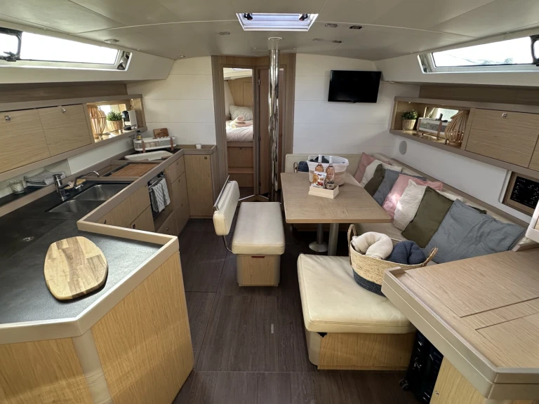 Barca a vela a noleggio a Port de Hyères (St Pierre) al miglior prezzo