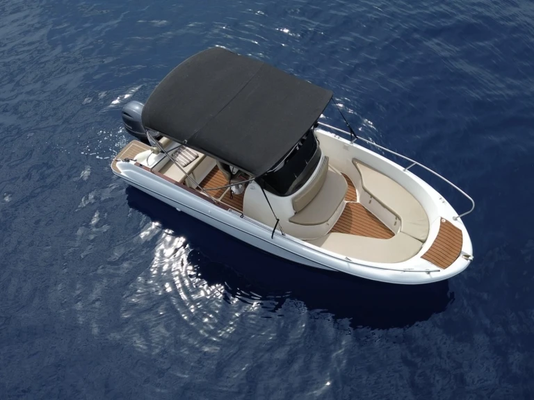 Noleggio Barca a motore con o senza skipper HM a Castelli