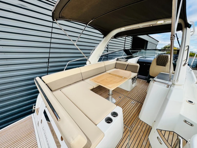 Noleggiare una Jeanneau Leader 30 a Fréjus