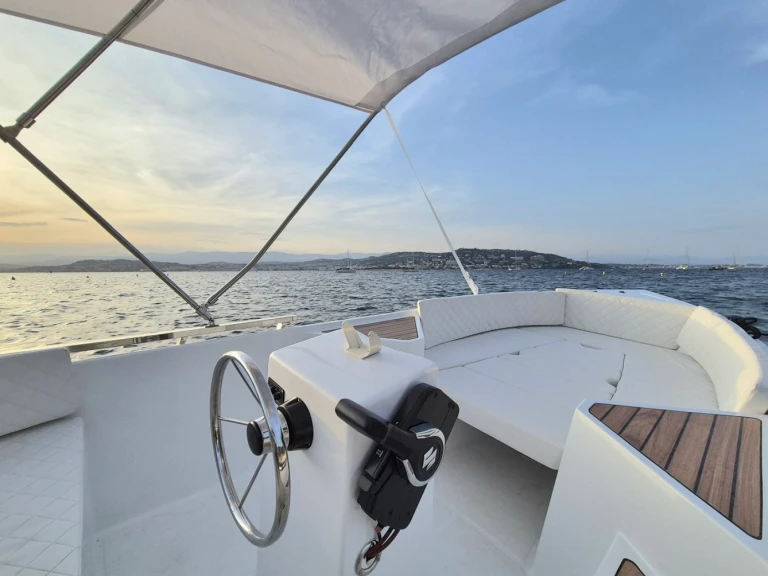 Noleggiare una Silver Silver yacht 495 a Cannes