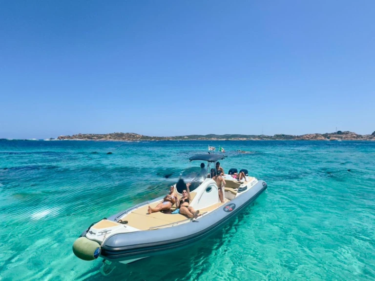 Noleggio Gommone Altamarea con patente nautica