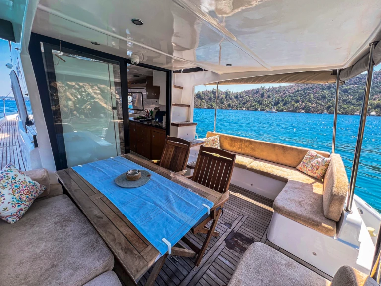 Noleggio Barca a motore a Skopea Marina – Custom Made Agara 44