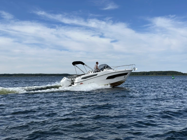 Barca a motore a noleggio a Fleesensee al miglior prezzo