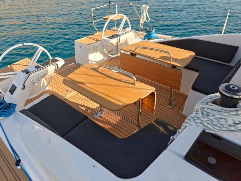 Barca a vela a noleggio a Betina al miglior prezzo