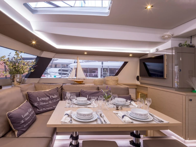 Catamarano a noleggio a Néa Péramos al miglior prezzo