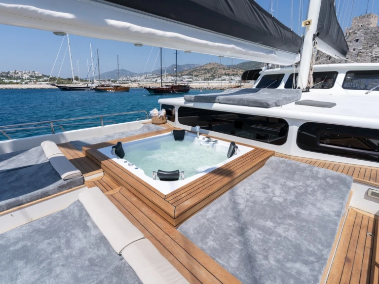 Noleggio Barca a vela Custom Made con patente nautica