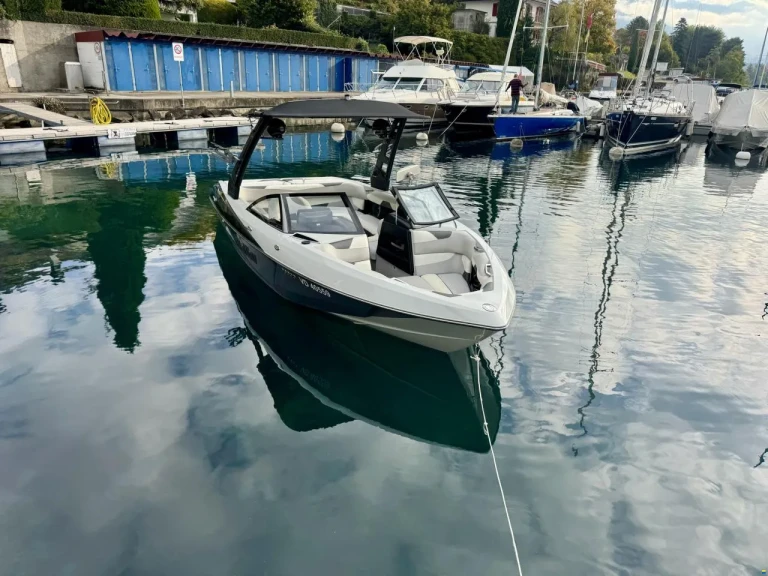 Noleggiare una Malibu WakeSetter 22 VLX a Ouchy