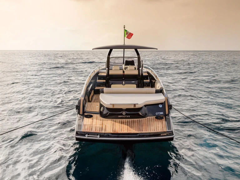 Noleggio Barca a motore con o senza skipper Invictus  a Poltu Quatu