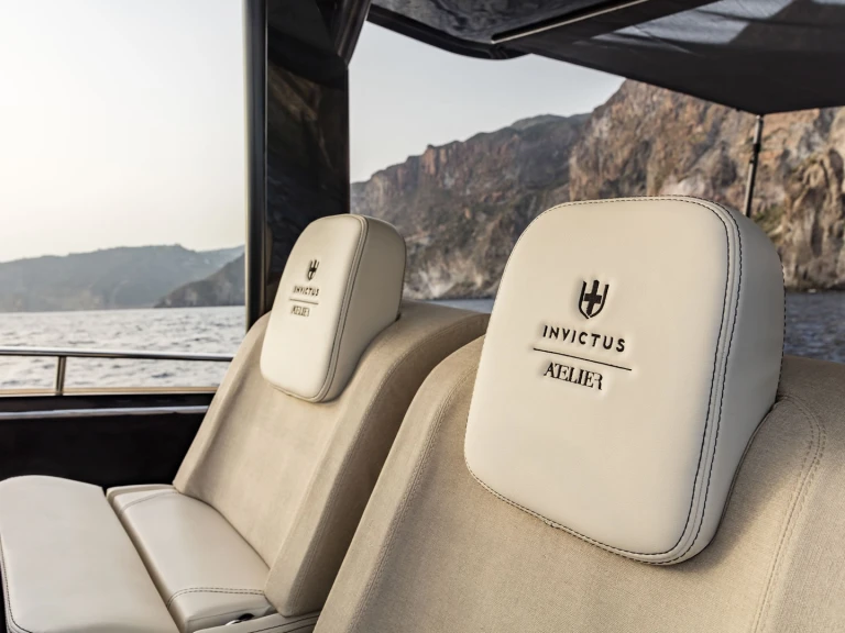 Noleggio Barca a motore con o senza skipper Invictus  a Poltu Quatu