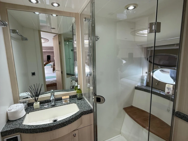 Noleggio barche Princess Princess V70 a Vieux Port de Cannes su Samboat