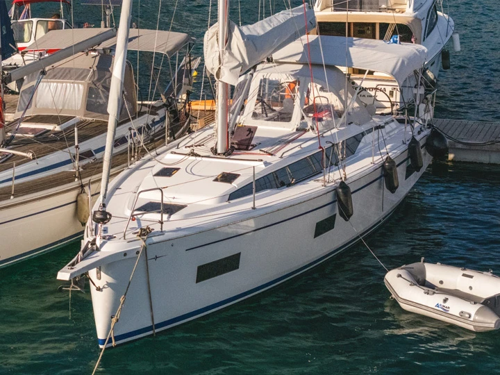 Noleggiare una Bavaria Bavaria C38 a Kiáto
