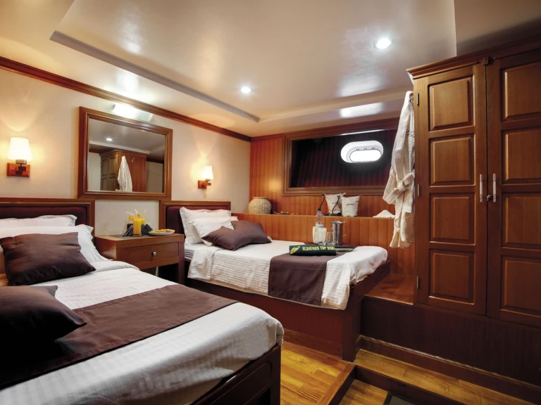 Noleggio barche  Duke of York - Cabin (triple-1 double + 1 single bed) a Hulhumale su Samboat