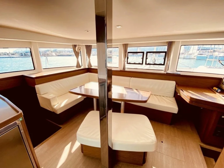 Catamarano a noleggio a Lávrio al miglior prezzo