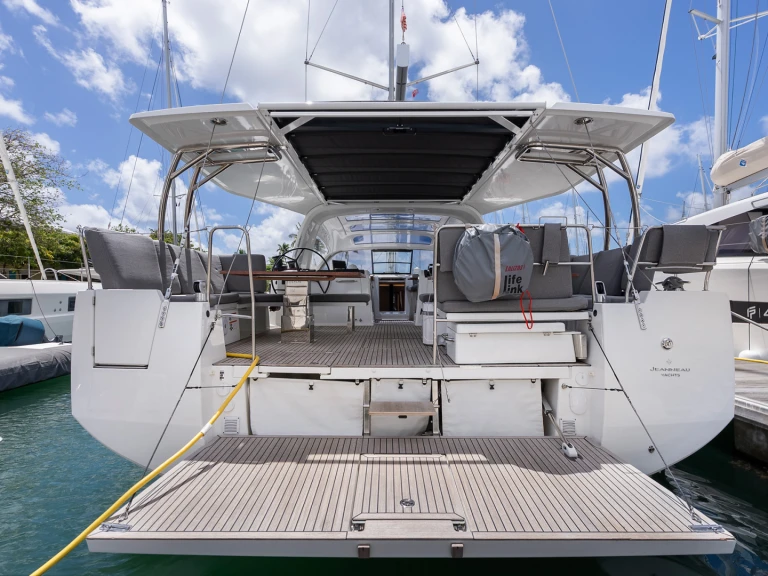 Noleggiare una Jeanneau Jeanneau 55 - 3 + 1 cab. a Road Town