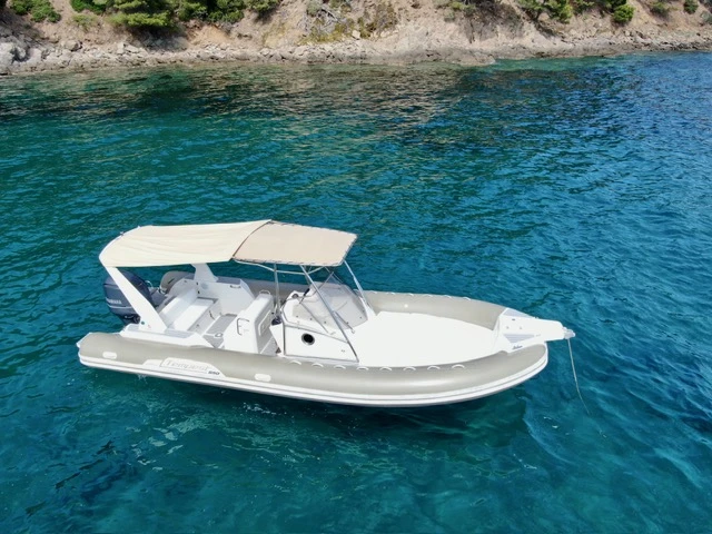 Noleggiare una Capelli Tempest 850 Open a Cavalaire-sur-Mer