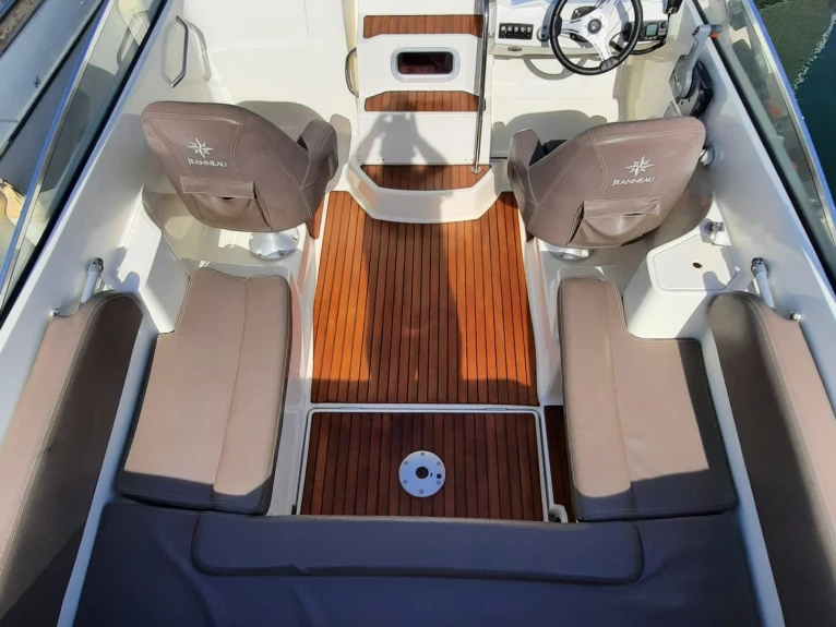 Noleggio barche Jeanneau CAP CAMARAT 6,5 CC Style a Francia su Samboat