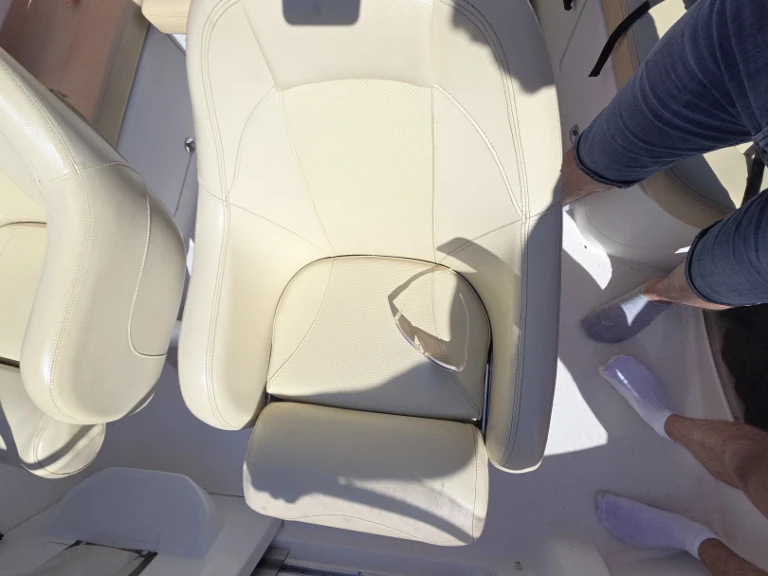 Noleggiare una Bénéteau Flyer 650 Sun Deck a Toulon