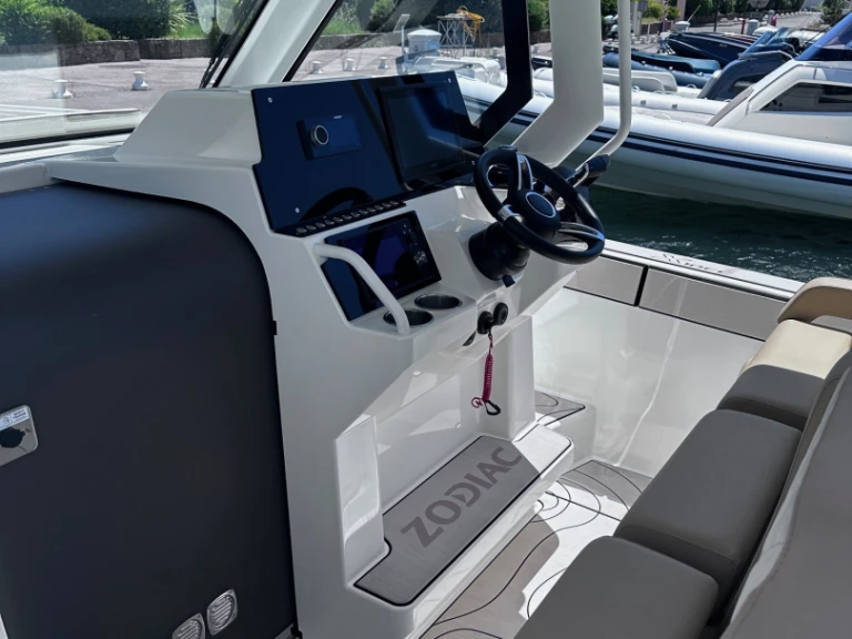 Noleggio barche Zodiac X10CC a Cogolin su Samboat