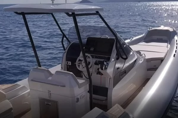 Noleggio barche Marine de Sant'Ambrogio economico NUOVA JOLLY 33