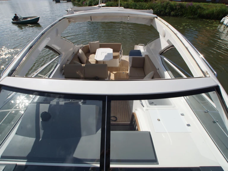 Noleggiare una Sealine Sealine SC 38 a Cannes