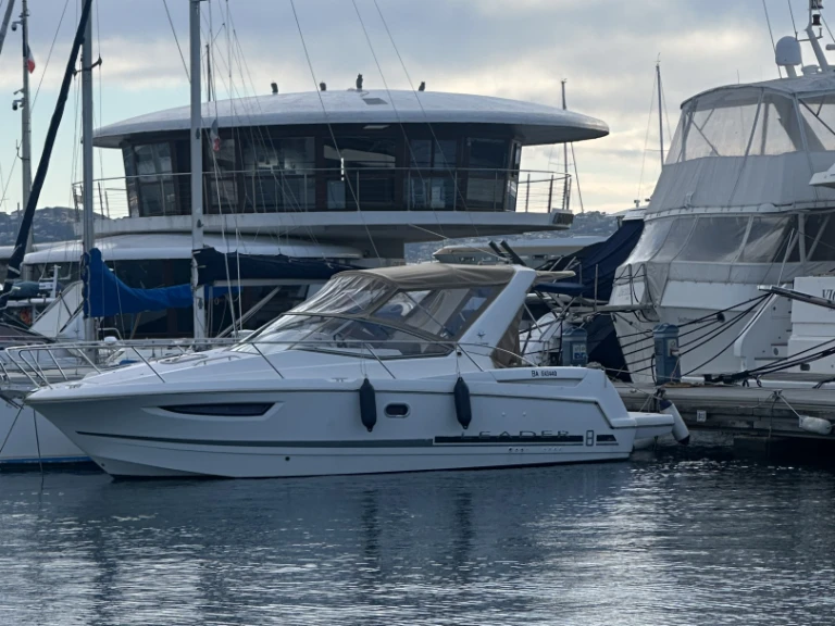 Noleggio Barca a motore Jeanneau con patente nautica