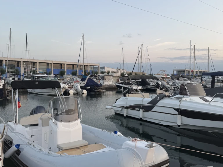 Barca a motore a noleggio a Roses al miglior prezzo